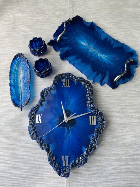 Set Blaue. Die Wanduhr, Tablett, Feder, Kerzenständer.