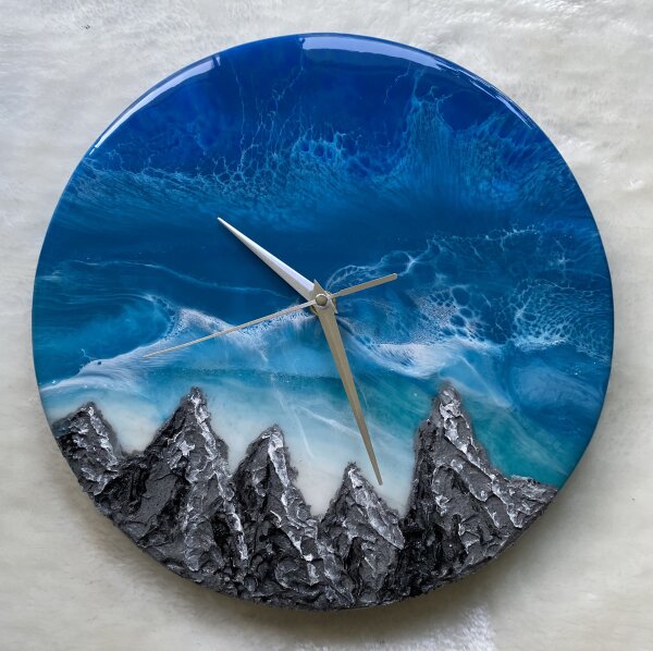 Die Wanduhr „Die Berge und Ocean“. 30 cm. 80€.